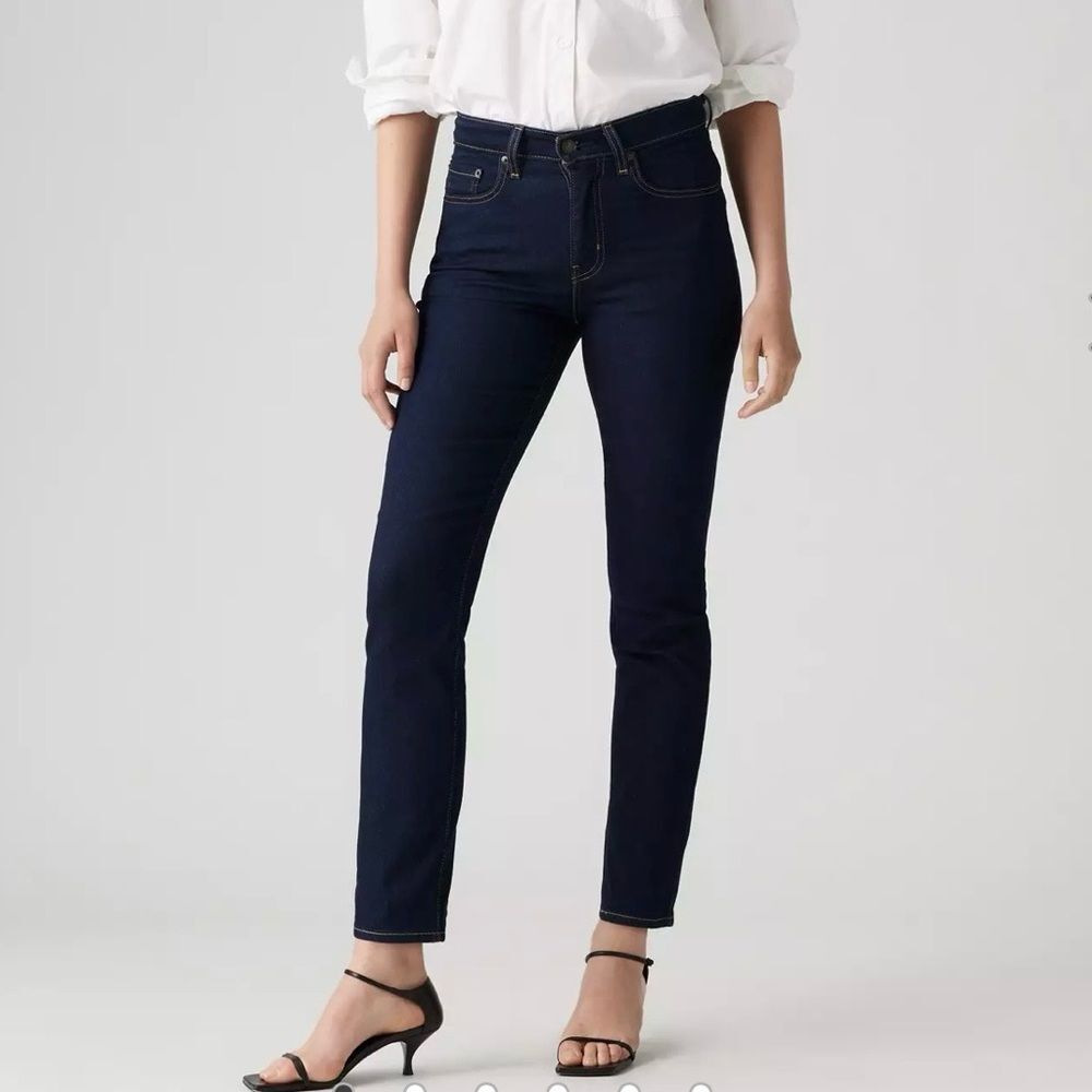 LEVI’S NWT Women's 724 High Rise Slim Straight Leg Jeans Dark Blue Wash Size 32